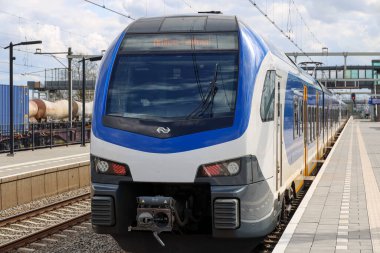 Hollanda 'daki Lage Zwaluwe istasyonunda NS' nin flörtçü trenleri.