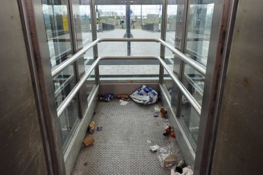 NS 'den Lage Zwaluwe tren istasyonundaki kirli asansörler ve Hollanda' nın en kötü istasyonu olarak değerlendiriliyor.