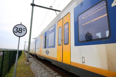 Hollanda 'da Gouda ve Rotterdam arasında giden SLT yerel banliyö treni