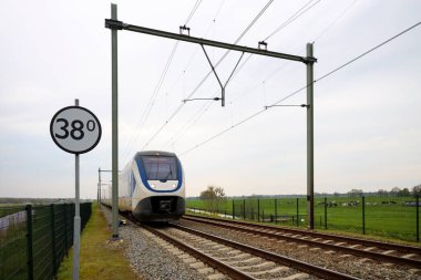 Hollanda 'da Gouda ve Rotterdam arasında giden SLT yerel banliyö treni