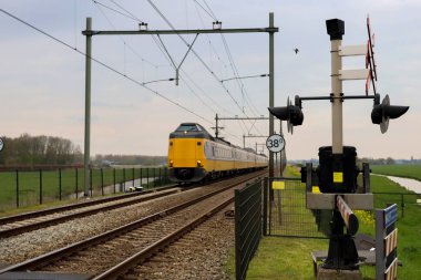 ICM Koploper Hollanda 'da Gouda ve Rotterdam arasındaki tren yolunda ilerliyor