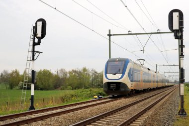 Hollanda 'da Gouda ve Rotterdam arasında giden SLT yerel banliyö treni