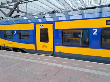 Hollanda 'daki yüksek hız hattında Amsterdam ve Rotterdam arasında test sürüşleri yapan NS' den gelen yeni ICNG şehirlerarası treni