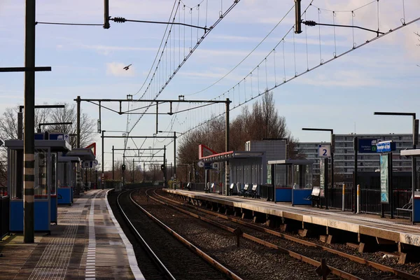 オランダの駅Nieuwerkerk Aan Den Ijsselのプラットフォームと鉄道路線 — ストック写真