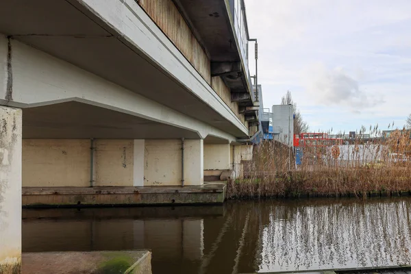 Dworzec Kolejowy Nieuwerkerk Aan Den Ijssel Wiaduktem Betonowym Nad Kanałem — Zdjęcie stockowe