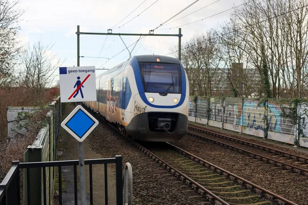 Slt Поезда Вдоль Платформы Железнодорожного Вокзала Nieuwerkerk Aan Den Ijssel — стоковое фото