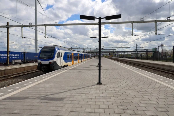 オランダのLage Zwaluwe駅でスプリンターと呼ばれるNsの公正な通勤電車 — ストック写真
