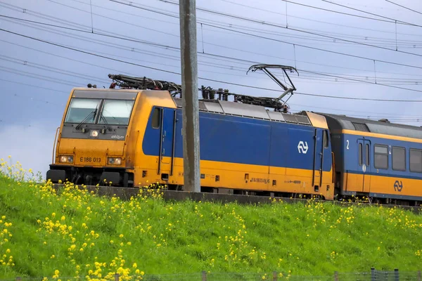 Locomotora Traxx Con Turismos Vía Alta Velocidad Entre Ámsterdam Rotterdam — Foto de Stock