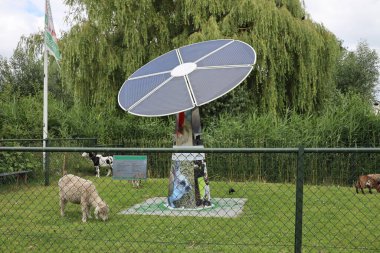 Hollanda 'daki Nieuwerkerk aan den IJssel çiftliğinde genç keçi ve keçiler