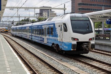 Stadler Flirt, Hollanda 'daki Zwolle istasyonunda Keolis tarafından işletilen şehirlerarası tren.