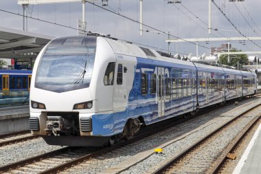 Stadler Flirt, Hollanda 'daki Zwolle istasyonunda Keolis tarafından işletilen şehirlerarası tren.
