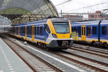 Hollanda 'daki Zwolle istasyonunda NS tarafından işletilen SNG yerel banliyö sprinteri