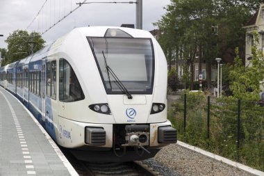 Hollanda 'daki Zwolle istasyonunda Arriva tarafından işletilen GTW dizel loto treni.