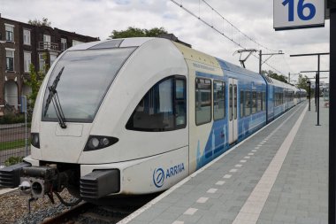 Hollanda 'daki Zwolle istasyonunda Arriva tarafından işletilen GTW dizel loto treni.