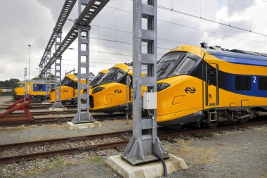 Hollanda 'daki test sürüşünden sonra Amersfoort' taki depolama sahasında yeni icng şehirlerarası trenleri