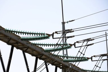 Hollanda 'nın Zwolle kentindeki elektrik santrali Hessenweg' deki Tennet 'in yüksek voltajlı elektrik hatları.