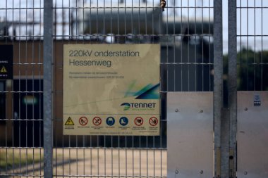Hollanda 'nın Zwolle kentindeki elektrik santrali Hessenweg' deki Tennet 'in yüksek voltajlı elektrik hatları.