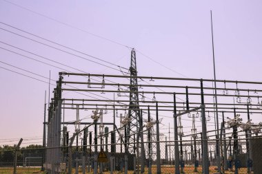 Hollanda 'nın Zwolle kentindeki elektrik santrali Hessenweg' deki Tennet 'in yüksek voltajlı elektrik hatları.