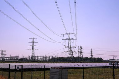 Hollanda 'nın Zwolle kentindeki elektrik santrali Hessenweg' deki Tennet 'in yüksek voltajlı elektrik hatları.