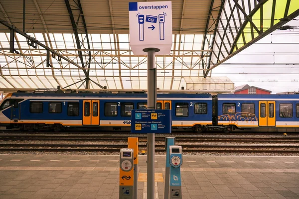 Terminaler Där Resbalans Kan Laddas Tågbetalkort Hos Zwolle — Stockfoto