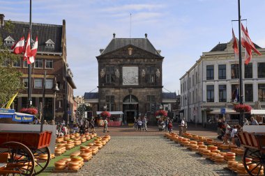 Gouda (Hollanda), 17 Ağustos - Waag adındaki ortaçağ ağırlık binasının önündeki paletler üzerindeki tüm yuvarlak Gouda peynirleri