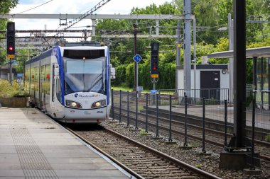 Hollanda 'daki HTM tarafından Randstadrail' de çalışan Alstom Regio Citadis deniz yolu tramvayı