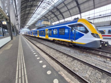 Hollanda 'daki Amsterdam Merkez İstasyonu' ndaki SNG banliyö treni.