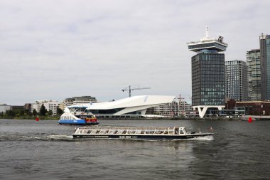 EYE Film Kurumları (film enstution) Amsterdam, Hollanda 'da feribot ve turizm ile birlikte IJ' nin sularında