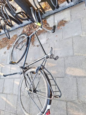 Eğer kaldırılmazsa, Zuidplas belediyesi bu bisikleti Nieuwerkerk tren istasyonunda kaldıracak ve yok edecek etiketli motorsiklet enkazları