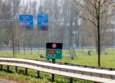 Hollanda 'nın en kısa otoyolunun uzaklık işareti: Rotterdam ve Ridderkerk arasında A38