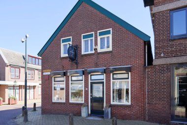 Hollanda 'nın Nieuwerkerk aan den IJssel kentinin eski merkezindeki (dorpsstraat) binalar