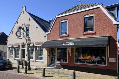 Hollanda 'nın Nieuwerkerk aan den IJssel kentinin eski merkezindeki (dorpsstraat) binalar