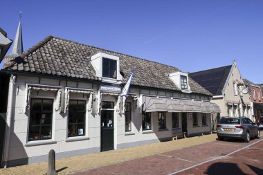 Hollanda 'nın Nieuwerkerk aan den IJssel kentinin eski merkezindeki (dorpsstraat) binalar