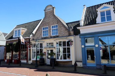 Hollanda 'nın Nieuwerkerk aan den IJssel kentinin eski merkezindeki (dorpsstraat) binalar