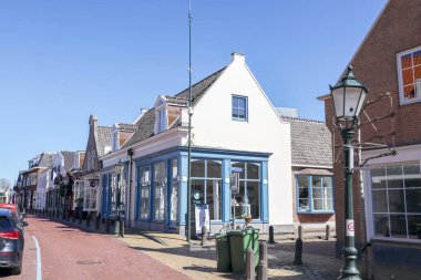 Hollanda 'nın Nieuwerkerk aan den IJssel kentinin eski merkezindeki (dorpsstraat) binalar
