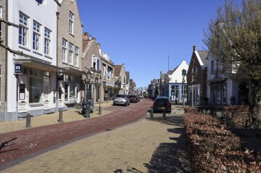 Hollanda 'nın Nieuwerkerk aan den IJssel kentinin eski merkezindeki (dorpsstraat) binalar