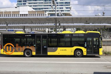 Utrecht, Hollanda 'da Qbuzz tarafından işletilen U-OV sarı renkli şehir otobüsü.