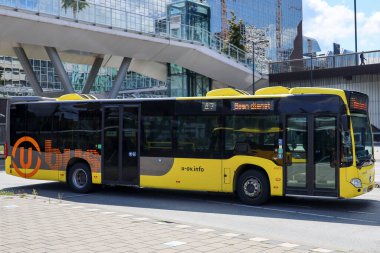 Utrecht, Hollanda 'da Qbuzz tarafından işletilen U-OV sarı renkli şehir otobüsü.