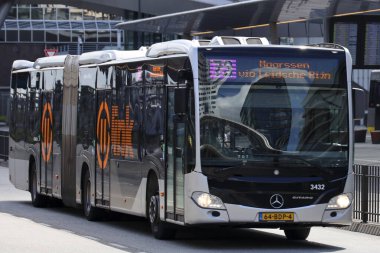 Hollanda 'nın Utrecht kentindeki Gri bölgesel U-OV otobüsü