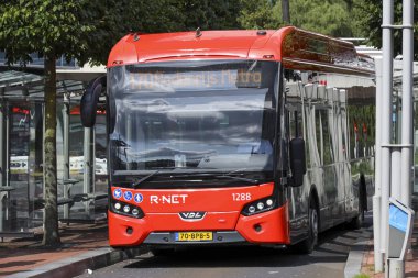 Hollanda 'daki R-NET renklerinde RET tarafından çalıştırılan siyah ve kırmızı otobüs