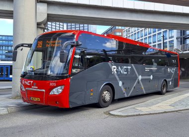 R-NET renklerinde İskandinav Higer A30 Amsterdam Sloterdijk İstasyonu 'nda Oostenrijk tarafından işletilen EBS Hollanda