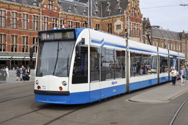 Amsterdam GVB Combino tramvayı LHBTGQI + geçit töreninden sonra gururlu çıkartmalarla Siemens sokaklarında