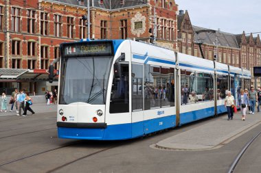 Amsterdam GVB Combino tramvayı LHBTGQI + geçit töreninden sonra gururlu çıkartmalarla Siemens sokaklarında
