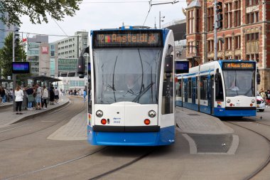 Amsterdam GVB Combino tramvayı LHBTGQI + geçit töreninden sonra gururlu çıkartmalarla Siemens sokaklarında