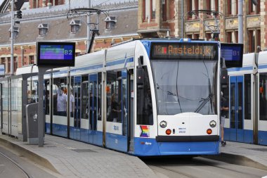 Amsterdam GVB Combino tramvayı LHBTGQI + geçit töreninden sonra gururlu çıkartmalarla Siemens sokaklarında