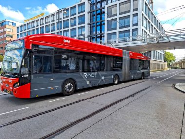 VDL Citea VDL Citea SLFA-180 R-NET Amsterdam 'da GVB ile elektrik şehir otobüsünü Hollanda' nın çatısı üzerinden şarj etti.