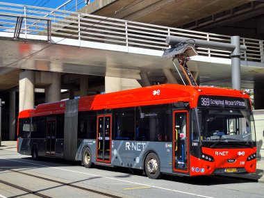 VDL Citea VDL Citea SLFA-180 R-NET Amsterdam 'da GVB ile elektrik şehir otobüsünü Hollanda' nın çatısı üzerinden şarj etti.