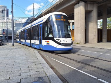 Hollanda 'nın Amsterdam caddelerinde CAF tipi Urbos tarafından yapılan 15G tramvayı.