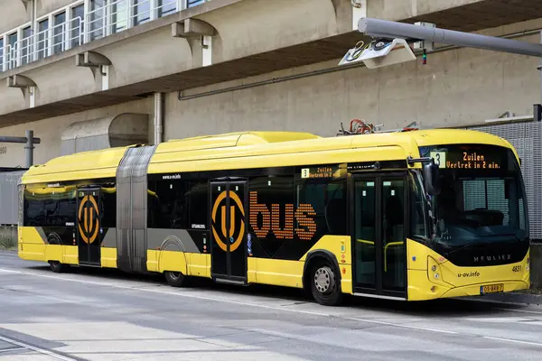 Статутний Міський Автобус Жовтого Кольору Місті Утрехт Керований Qbuzz Нідерландах — стокове фото