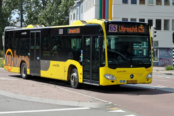 Статутний Міський Автобус Жовтого Кольору Місті Утрехт Керований Qbuzz Нідерландах — стокове фото